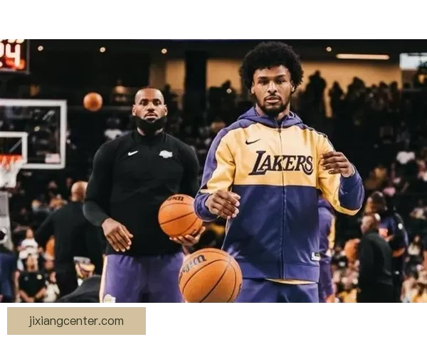 NBA历史首次父子连线 詹姆斯传球布朗尼外线三分命中